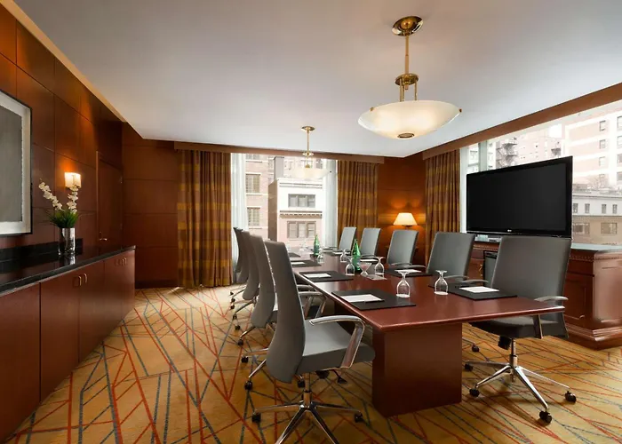 Hilton Magnificent Mile 3*