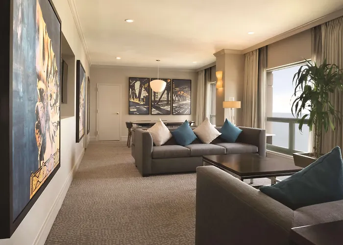 Hilton Magnificent Mile Hotel 3*